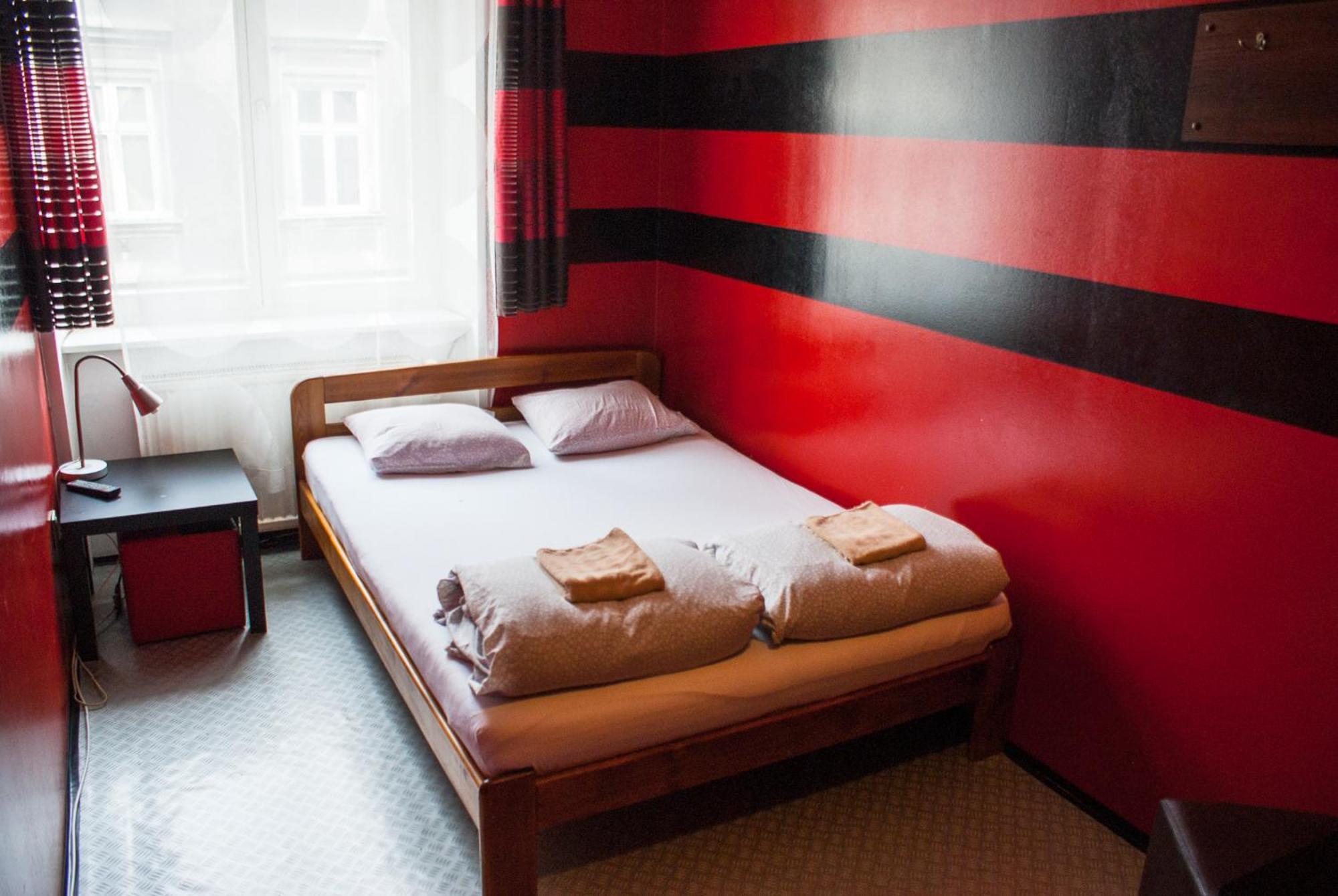 Smocza Jama Hostelクラクフ エクステリア 写真