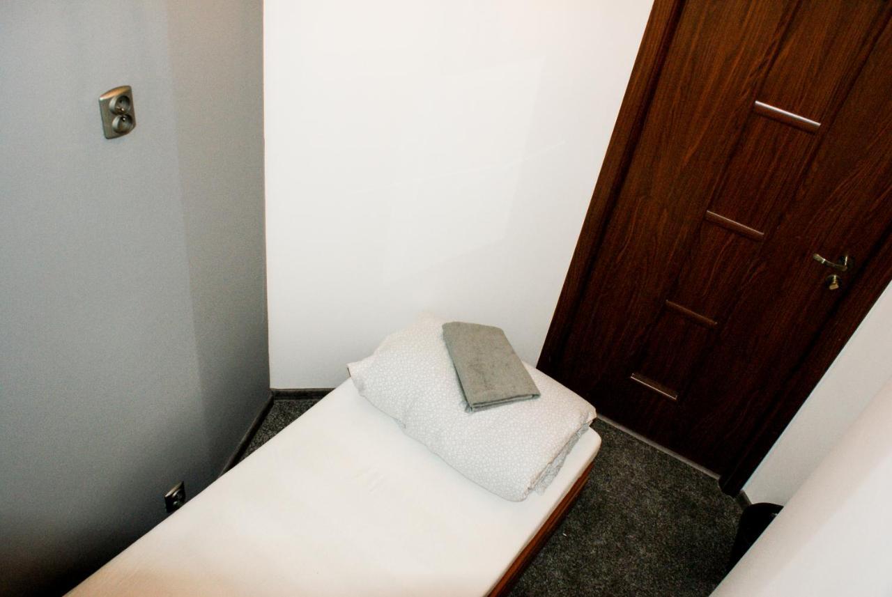 Smocza Jama Hostelクラクフ エクステリア 写真